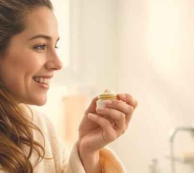 سرامیدها چیست؟ راهنمای فواید آنها برای پوست شما